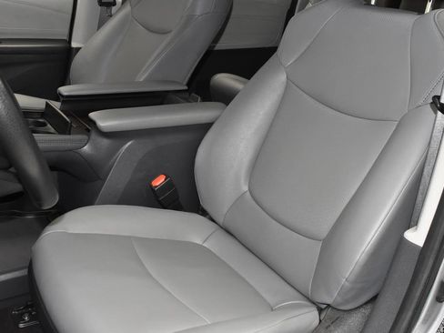 Used 2024 Toyota Sienna XLE FWD image 13