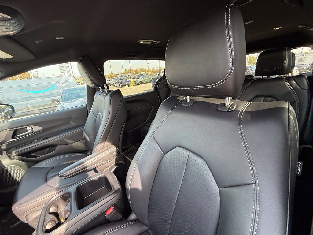 Used 2025 Chrysler Pacifica Select FWD image 13