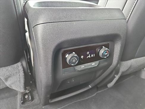Used 2026 Chevrolet Traverse LT FWD image 17