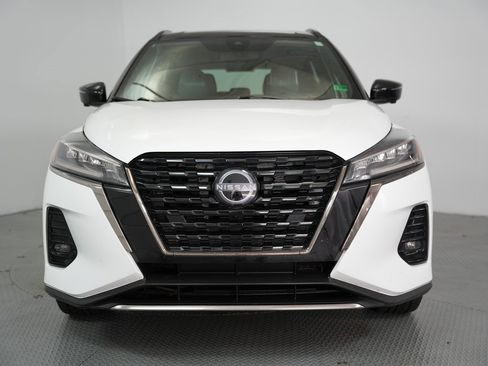 Used 2023 Nissan Kicks SR image 2