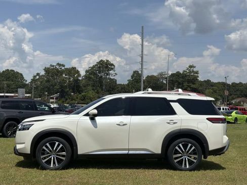 Used 2024 Nissan Pathfinder Platinum FWD image 12