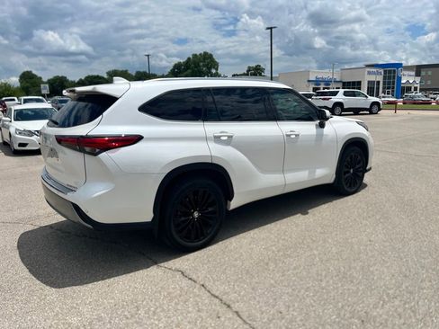 Used 2021 Toyota Highlander Platinum FWD image 5