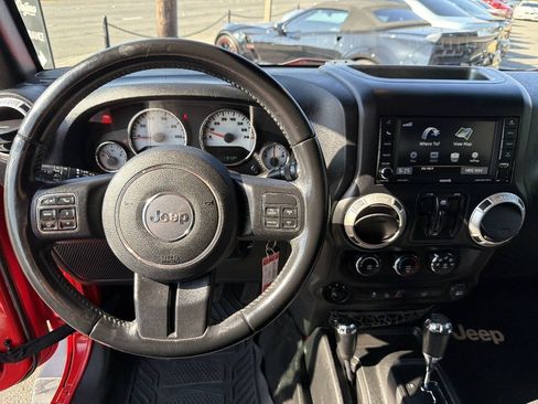 Used 2017 Jeep Wrangler Unlimited Sahara w/ Connectivity Group AWD/4WD image 28