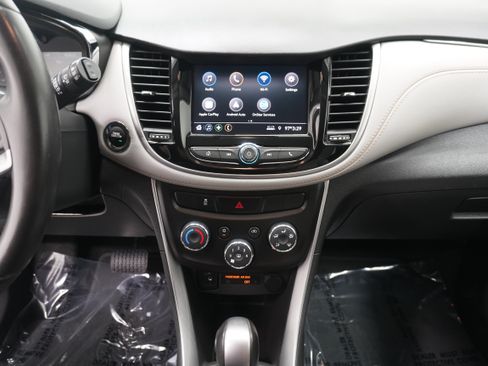 Used 2021 Chevrolet Trax LT w/ LT Convenience Package AWD/4WD image 19