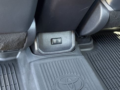 Used 2021 Toyota Highlander XLE FWD image 16