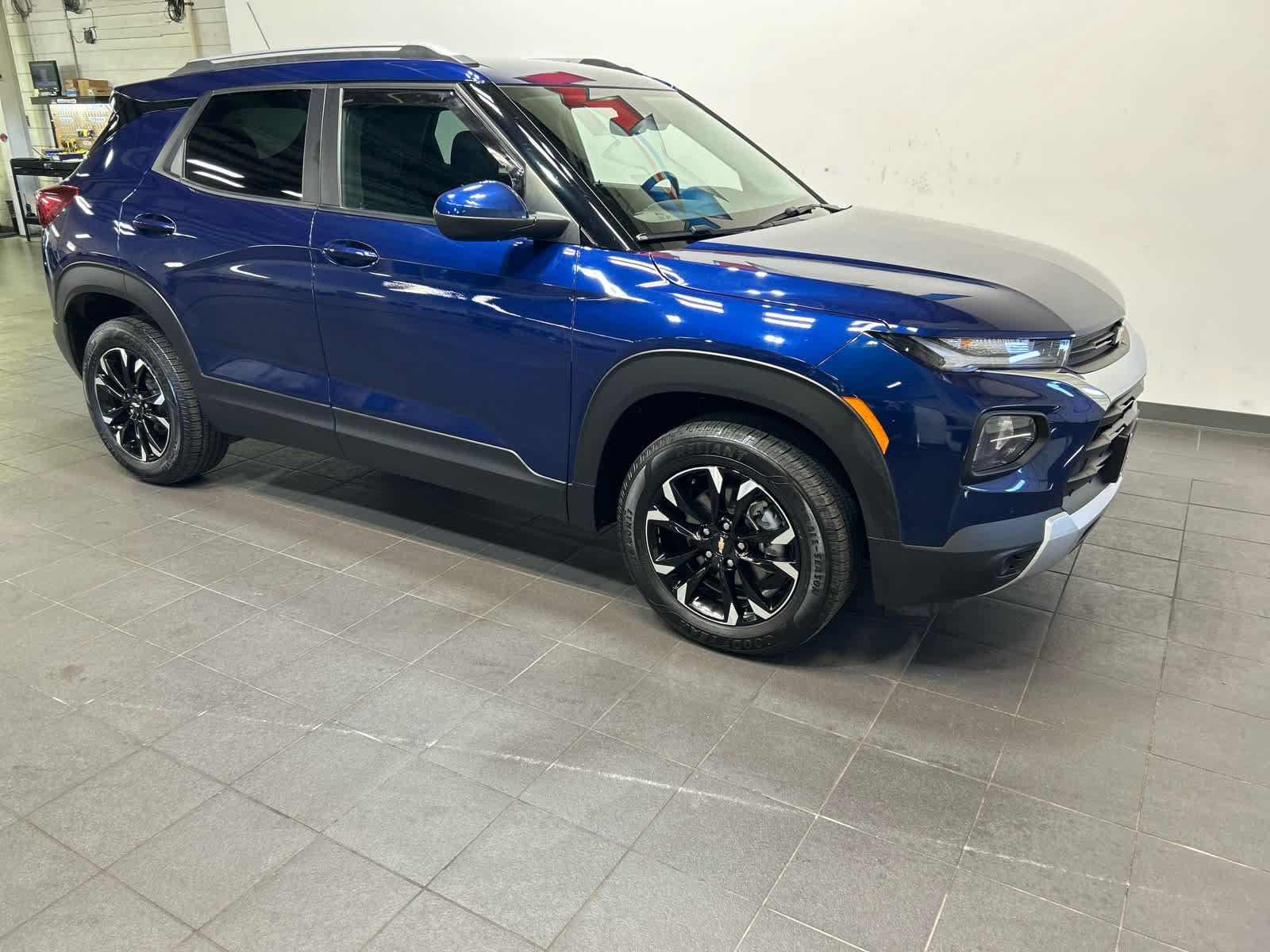 Used 2023 Chevrolet TrailBlazer LT AWD/4WD image 2
