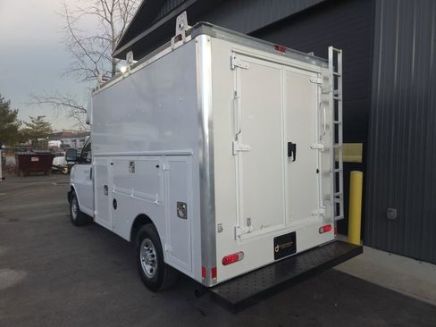 Used 2017 Chevrolet Express 3500 image 3