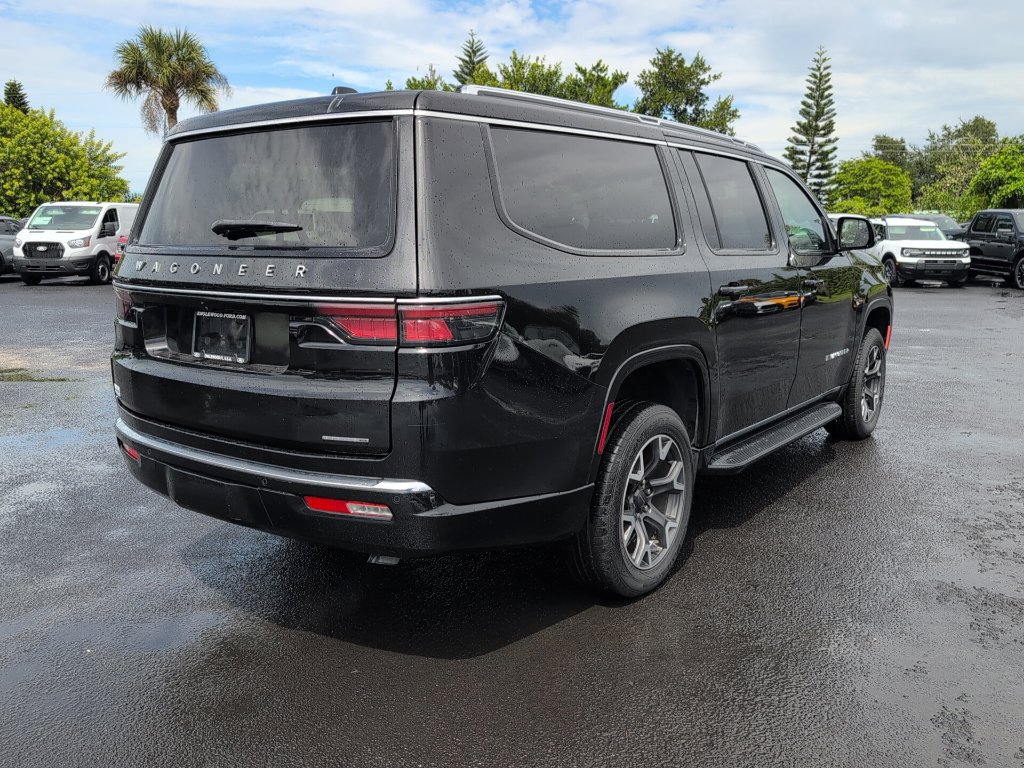 Used 2024 Jeep Wagoneer L Series III w/ Flexible Seating Group AWD/4WD image 3