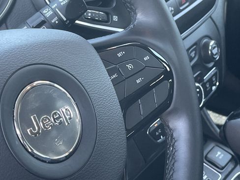 Used 2021 Jeep Cherokee Latitude Plus FWD image 19