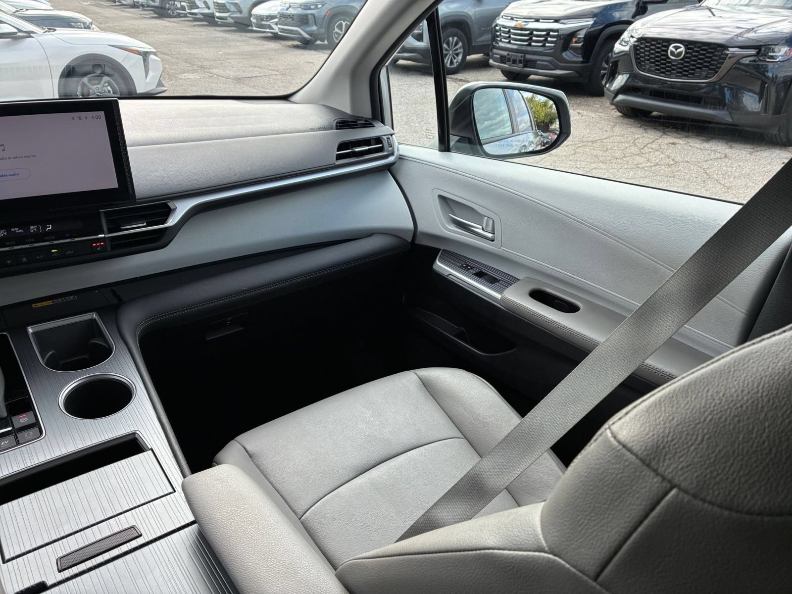 Used 2025 Toyota Sienna XLE FWD image 31
