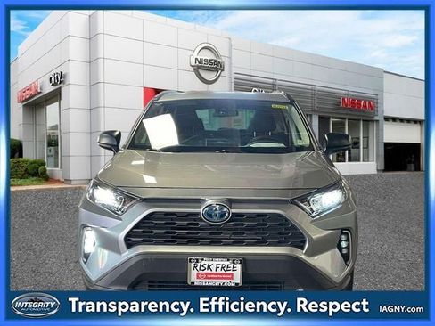 Used 2021 Toyota RAV4 LE AWD/4WD image 2