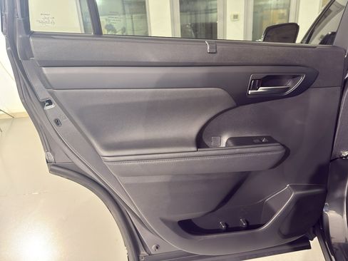 Used 2023 Toyota Highlander XLE image 18
