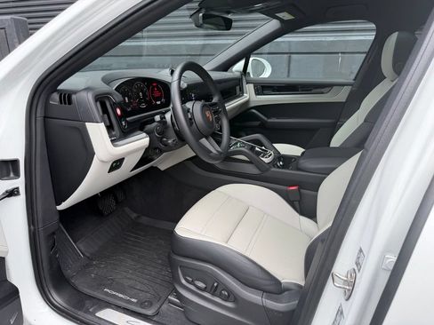 Certified 2026 Porsche Cayenne E-Hybrid Coupe AWD/4WD image 4