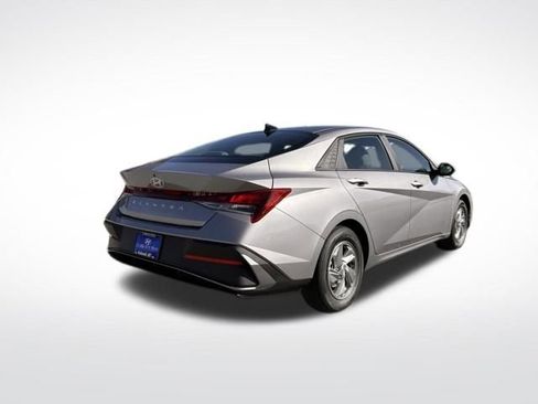 Used 2025 Hyundai Elantra SE image 5