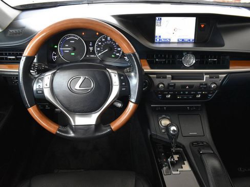 Used 2014 Lexus ES 300h w/ Premium Package w/Bamboo Trim FWD image 14