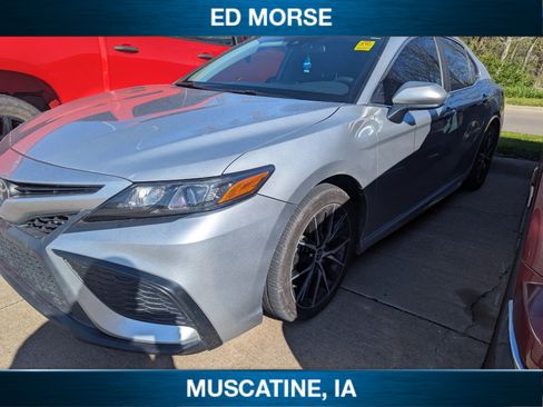 Used 2021 Toyota Camry SE image 2