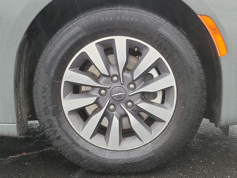 Used 2023 Chrysler Pacifica Touring-L FWD image 5