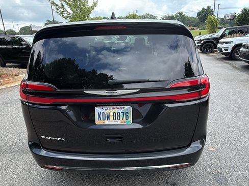 Used 2024 Chrysler Pacifica Touring-L FWD image 9