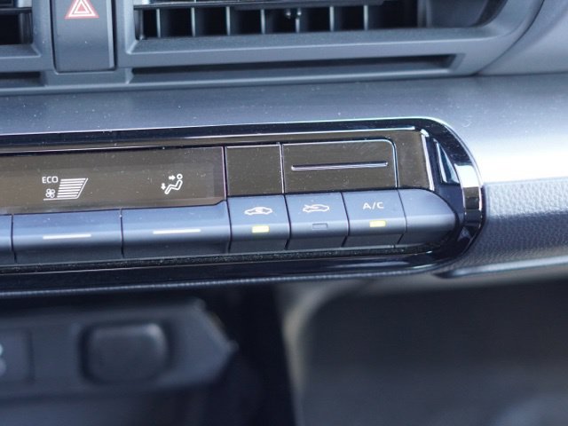 Used 2025 Toyota Prius LE FWD image 26