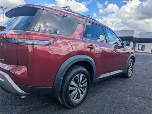 Used 2023 Nissan Pathfinder SL AWD/4WD image 3