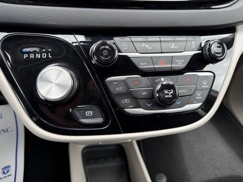 Used 2023 Chrysler Pacifica Touring-L FWD image 28