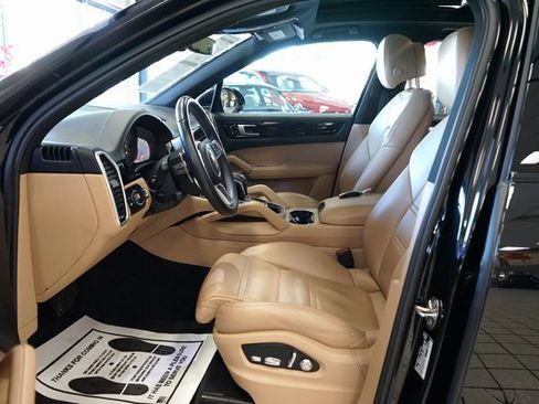 Used 2020 Porsche Cayenne image 28