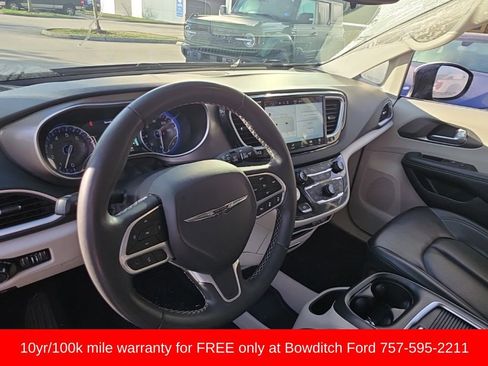 Used 2023 Chrysler Pacifica Touring-L image 19