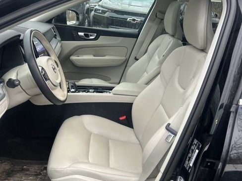 Used 2023 Volvo XC60 B5 Core image 5