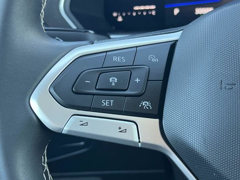 Certified 2022 Volkswagen Tiguan SE image 9