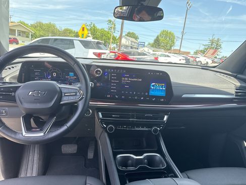 Used 2025 Chevrolet Traverse Z71 AWD/4WD image 17