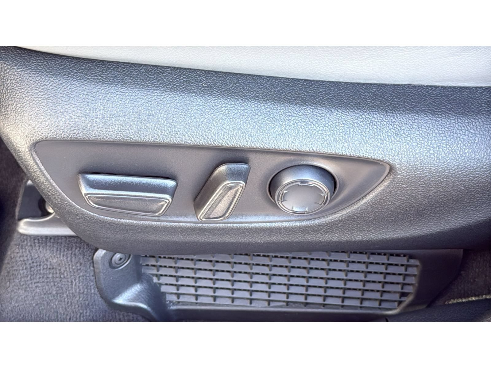 Certified 2025 Toyota Sienna XLE FWD image 36