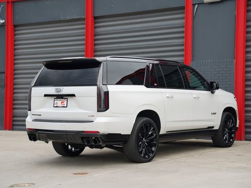 Used 2025 Cadillac Escalade ESV V image 4