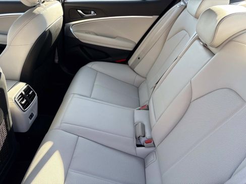 Used 2025 Genesis G70 2.5T image 13