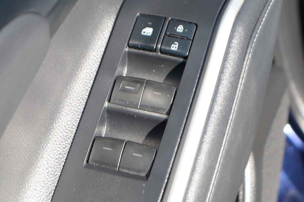 Used 2022 Toyota Highlander XLE FWD image 17