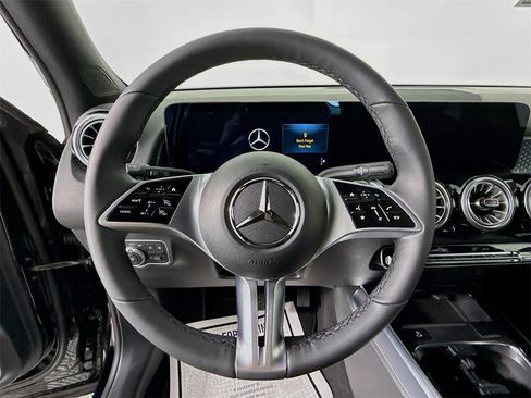 Used 2025 Mercedes-Benz GLB 250 4MATIC image 11