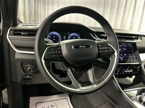 Used 2025 Jeep Grand Cherokee Altitude image 15