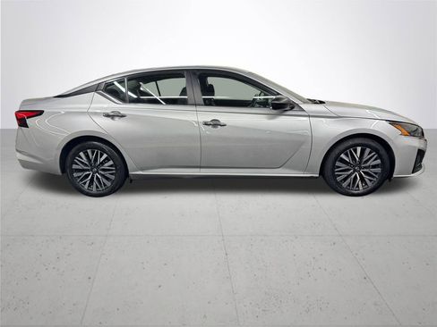 Used 2024 Nissan Altima 2.5 SV image 8