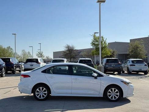 Used 2025 Toyota Corolla LE image 4