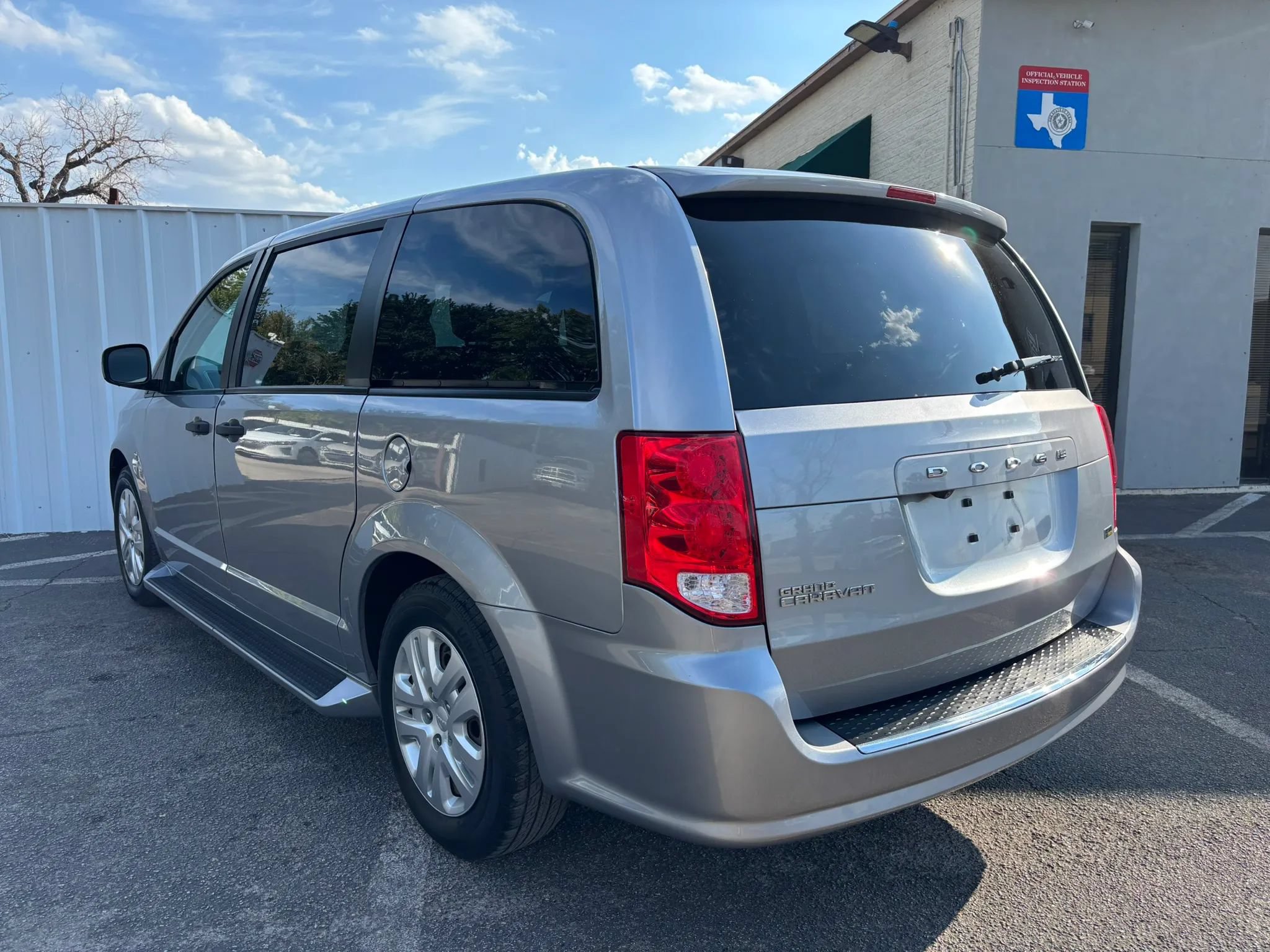 Used 2019 Dodge Grand Caravan SE w/ UConnect Hands-Free Group FWD image 3