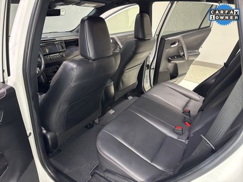 Used 2018 Toyota RAV4 SE image 24