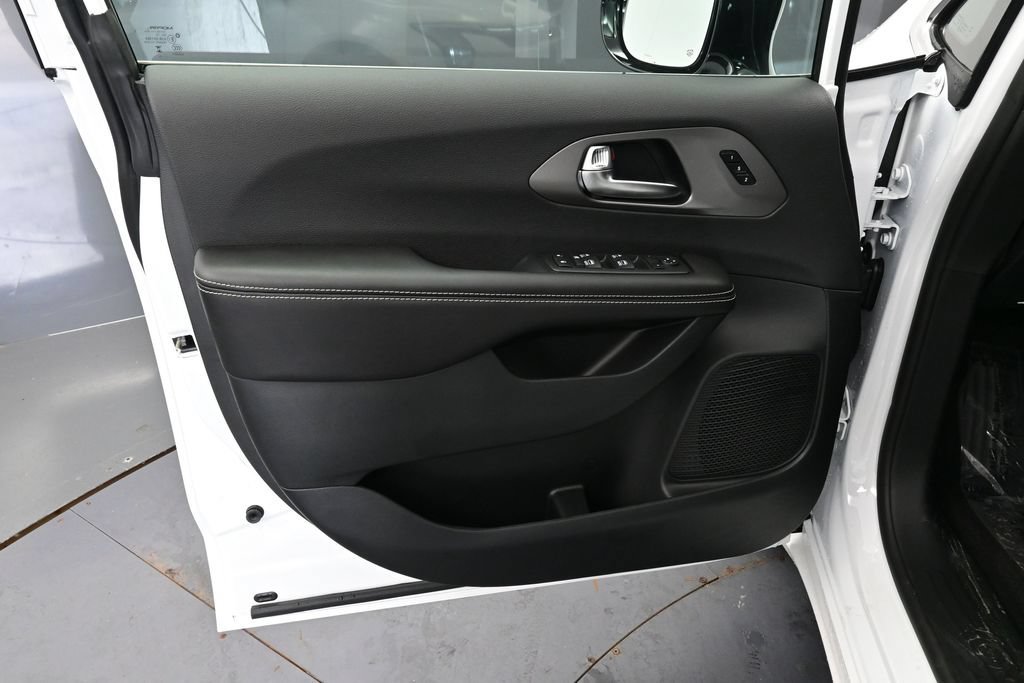 New 2027 Chrysler Pacifica Select w/ Family Tech Group AWD/4WD image 13