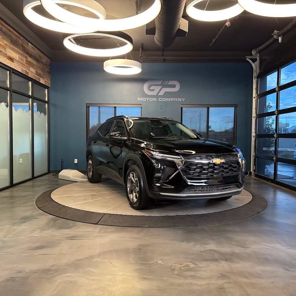 Used 2025 Chevrolet Trax LT w/ LT Convenience Package FWD image 1
