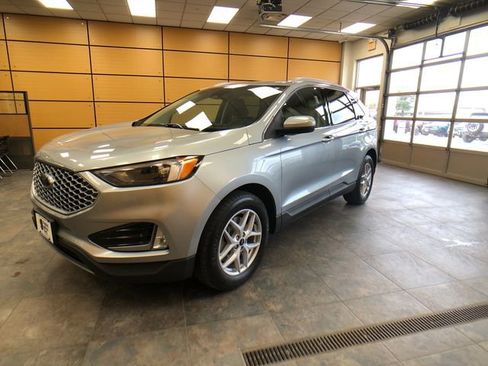Used 2024 Ford Edge SEL w/ Convenience Package AWD/4WD image 3