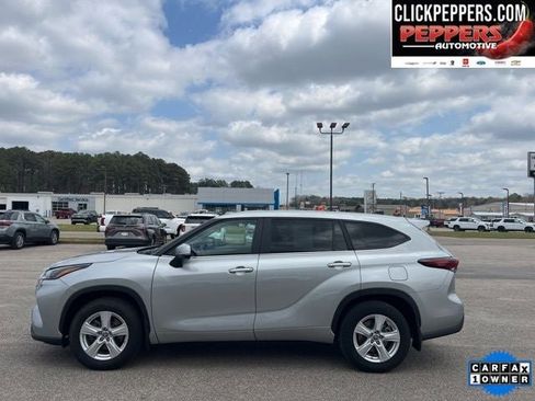 Used 2024 Toyota Highlander LE image 3