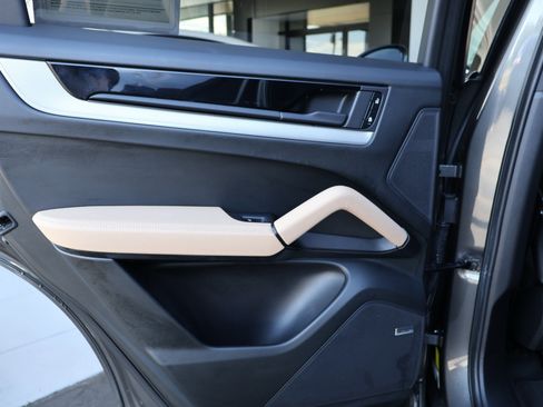 Used 2024 Porsche Cayenne image 16