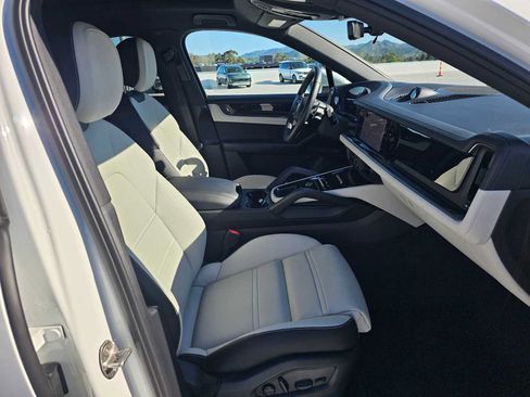 Used 2025 Porsche Cayenne S AWD/4WD image 10