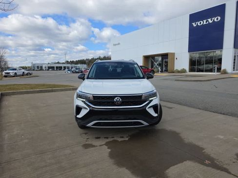 Used 2023 Volkswagen Taos SE FWD image 3