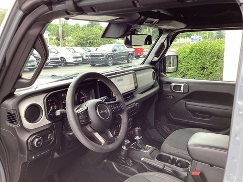 Used 2024 Jeep Wrangler Unlimited AWD/4WD image 23