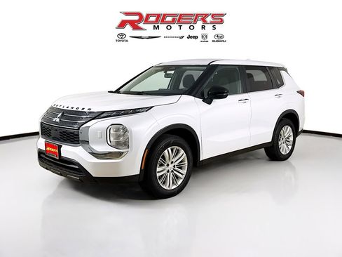 Used 2024 Mitsubishi Outlander ES image 3