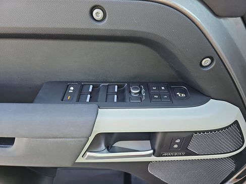 Used 2023 Land Rover Defender 110 SE AWD/4WD image 34
